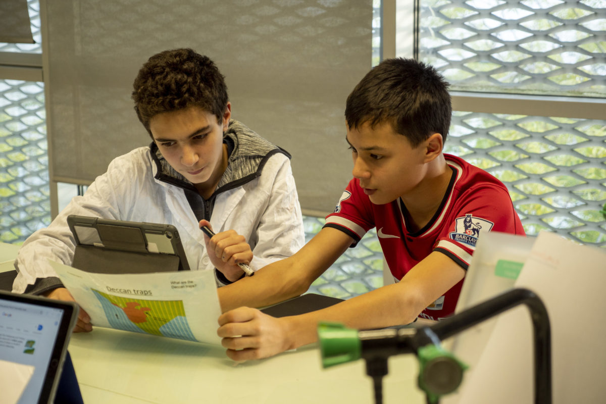 Photos d'élèves en cours de science