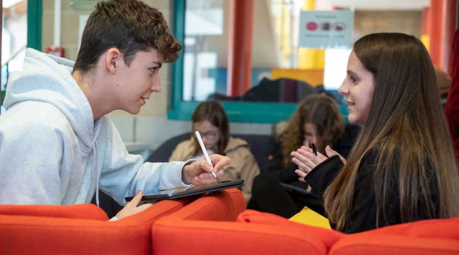 Deux élèves de terminale en train de discuter dans un espace commun de l'école de Lille