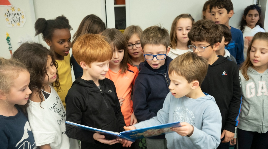 Photo d'élèves du primaire lisant ensemble à Lille