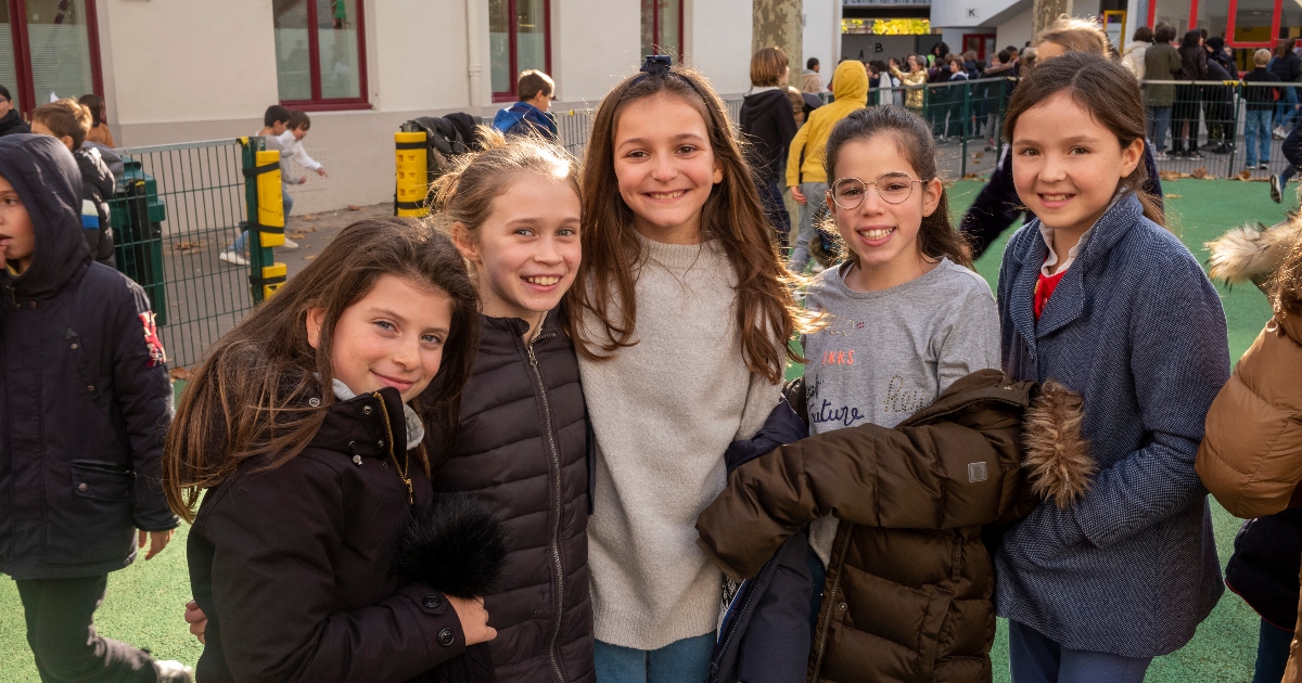 Photo d'élèves de sixième dans la cour de l'école de Paris