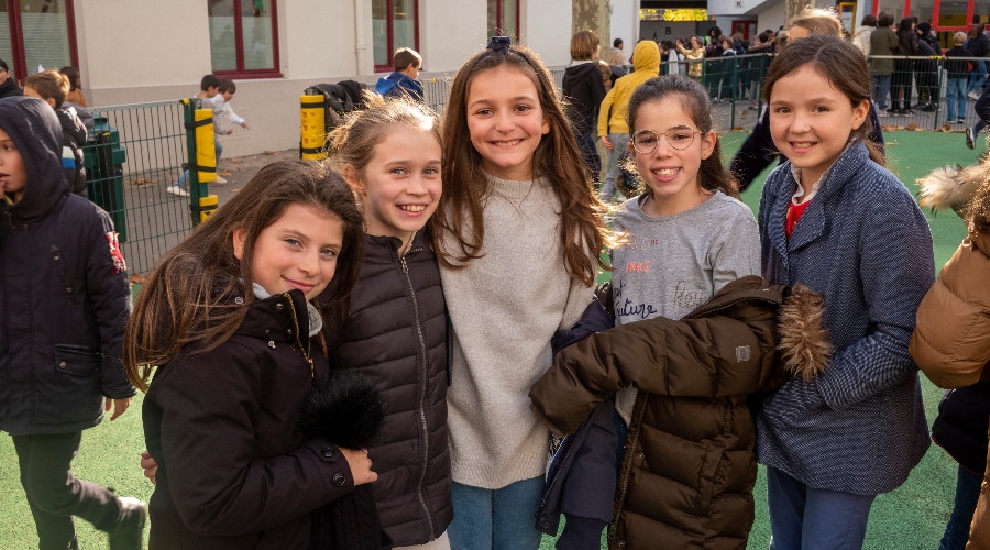 Photo d'élèves de sixième dans la cour de l'école de Paris