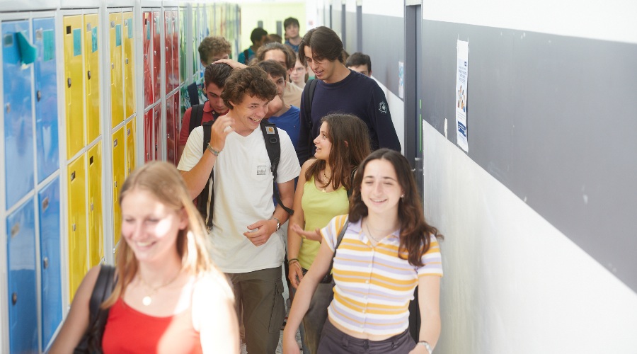 Élèves du lycée à l'École Jeannine Manuel de Paris